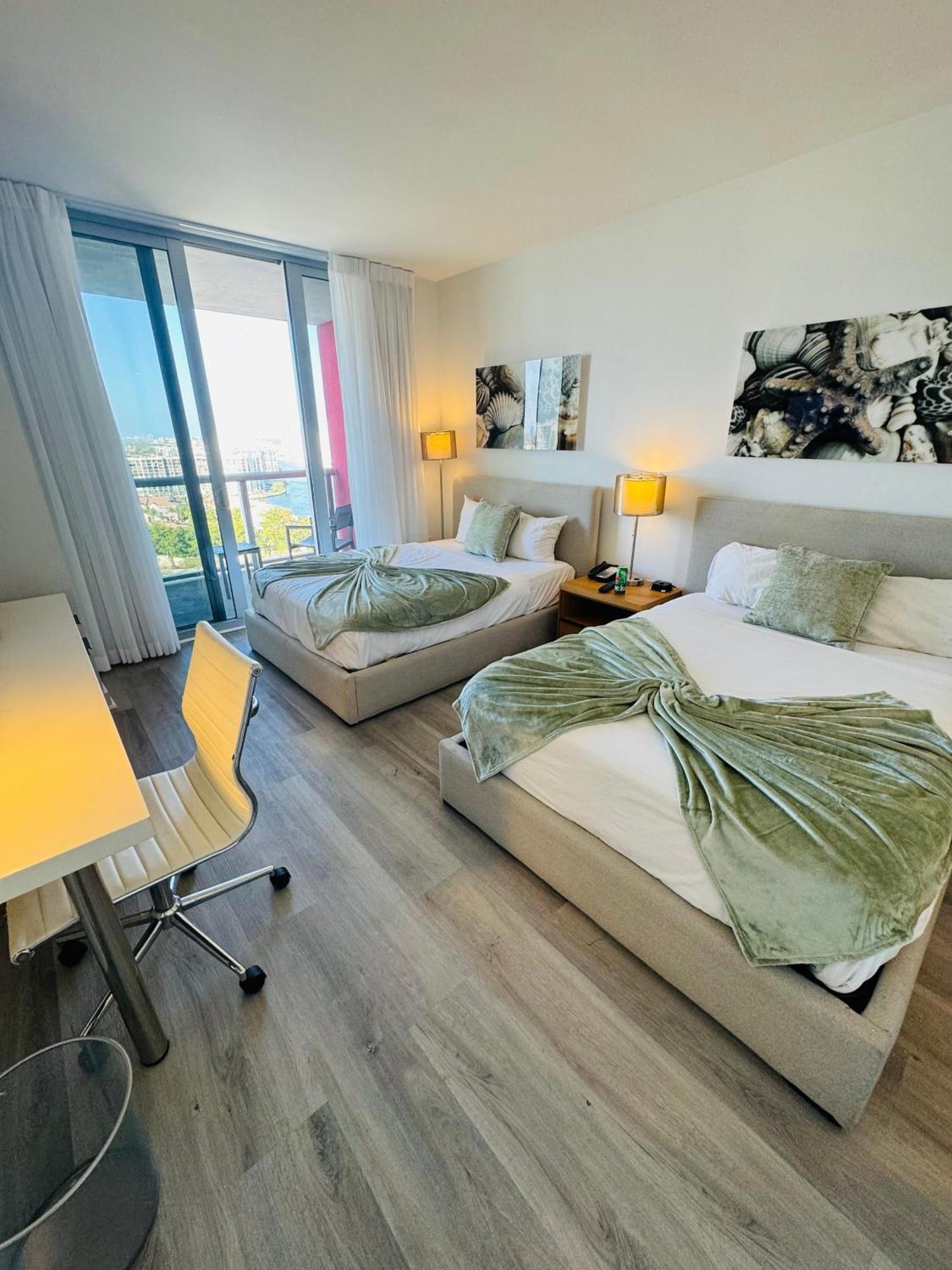 Lovely 2Bed 1Bath Condo With Private Balcony 18Th Floor Hallandale Beach Exterior photo