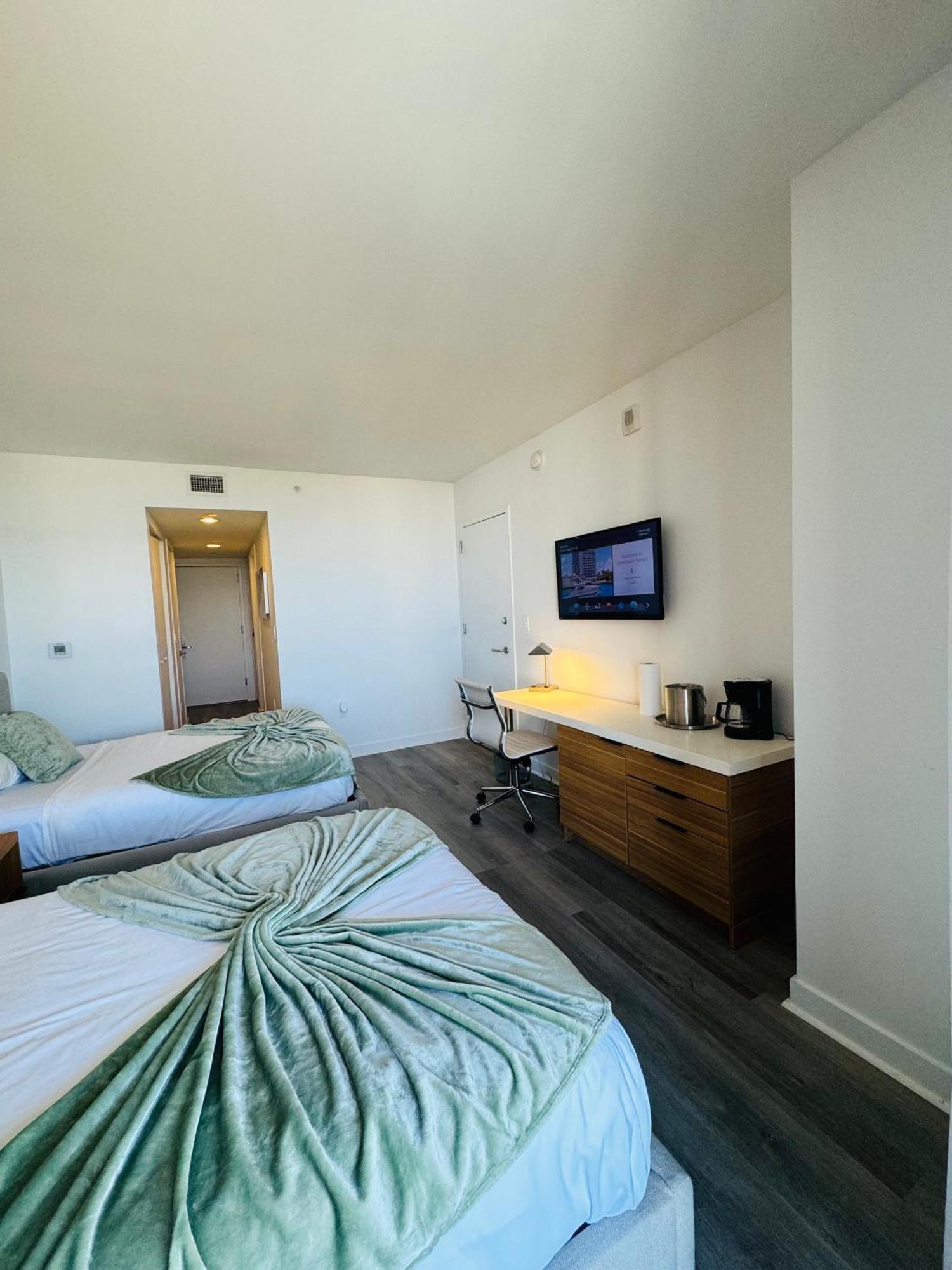 Lovely 2Bed 1Bath Condo With Private Balcony 18Th Floor Hallandale Beach Exterior photo