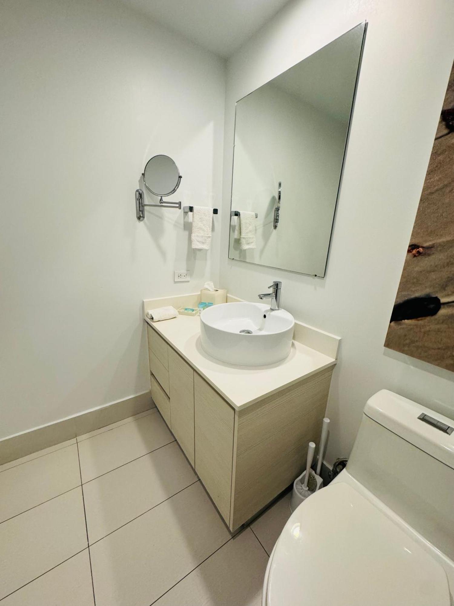 Lovely 2Bed 1Bath Condo With Private Balcony 18Th Floor Hallandale Beach Exterior photo